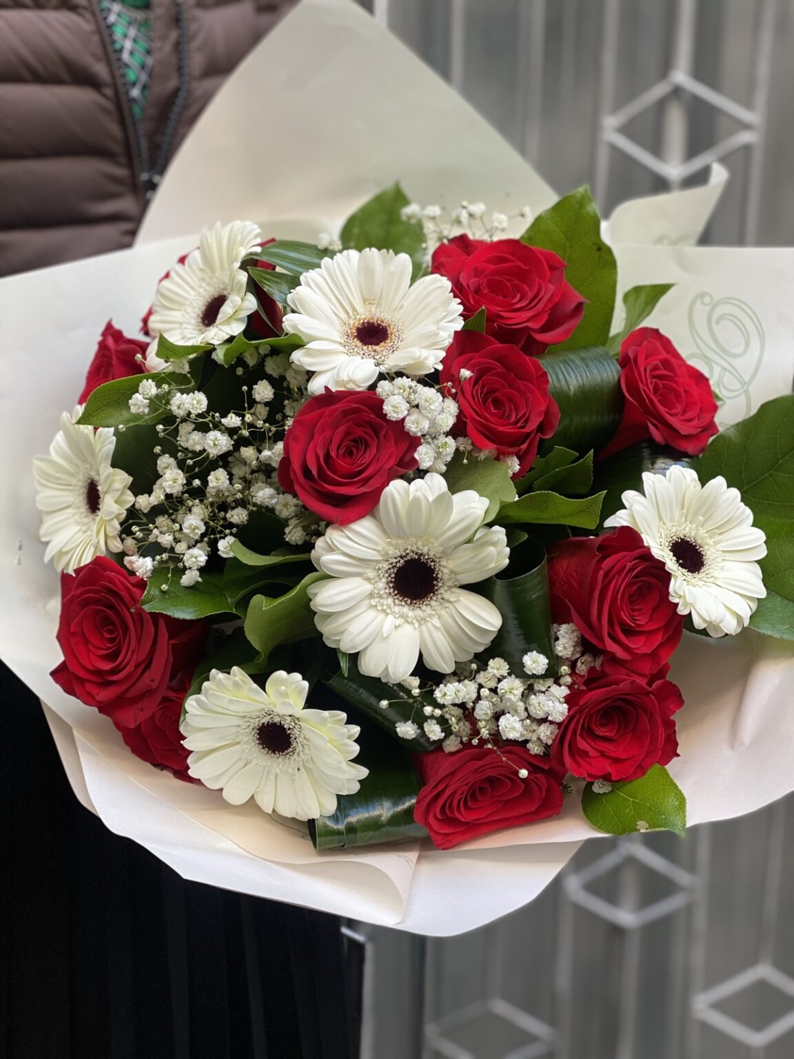 Buchet cu flori albe si rosii