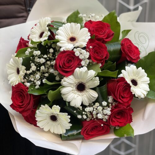Buchet cu flori albe si rosii