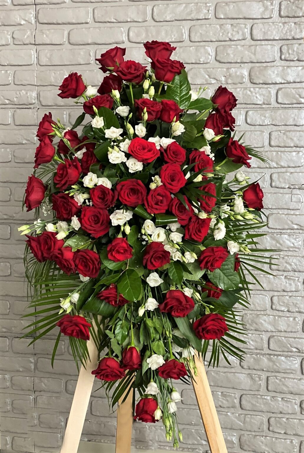 Coroana funerara cu flori rosii si albe