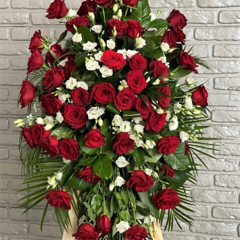 Coroana funerara cu flori rosii si albe