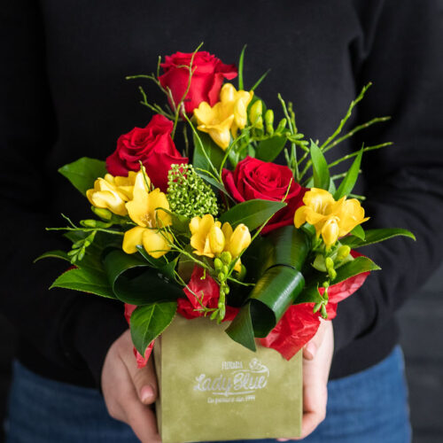 Aranjament floral rosu si galben