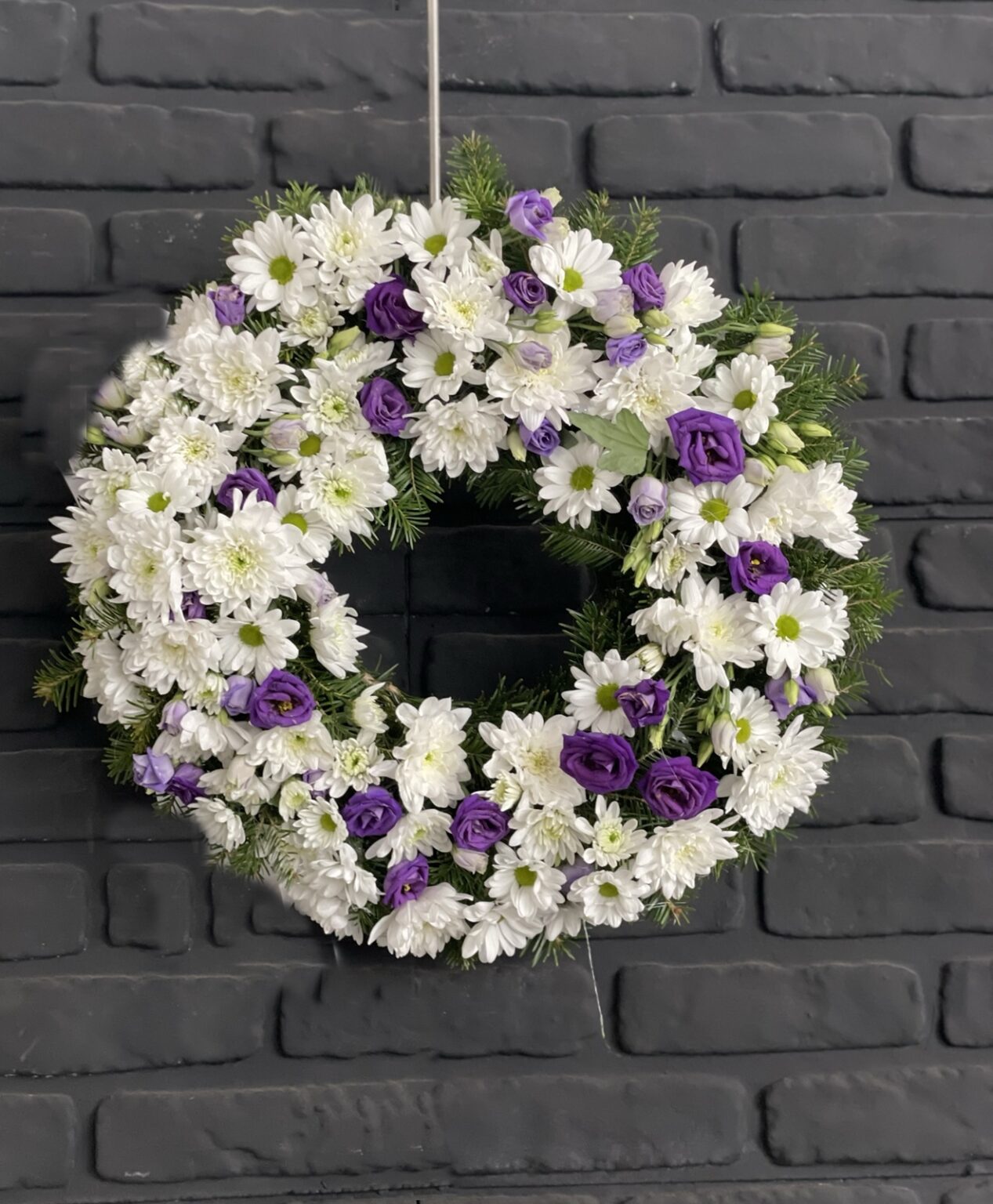 Coronita funerara cu crizanteme si eustoma