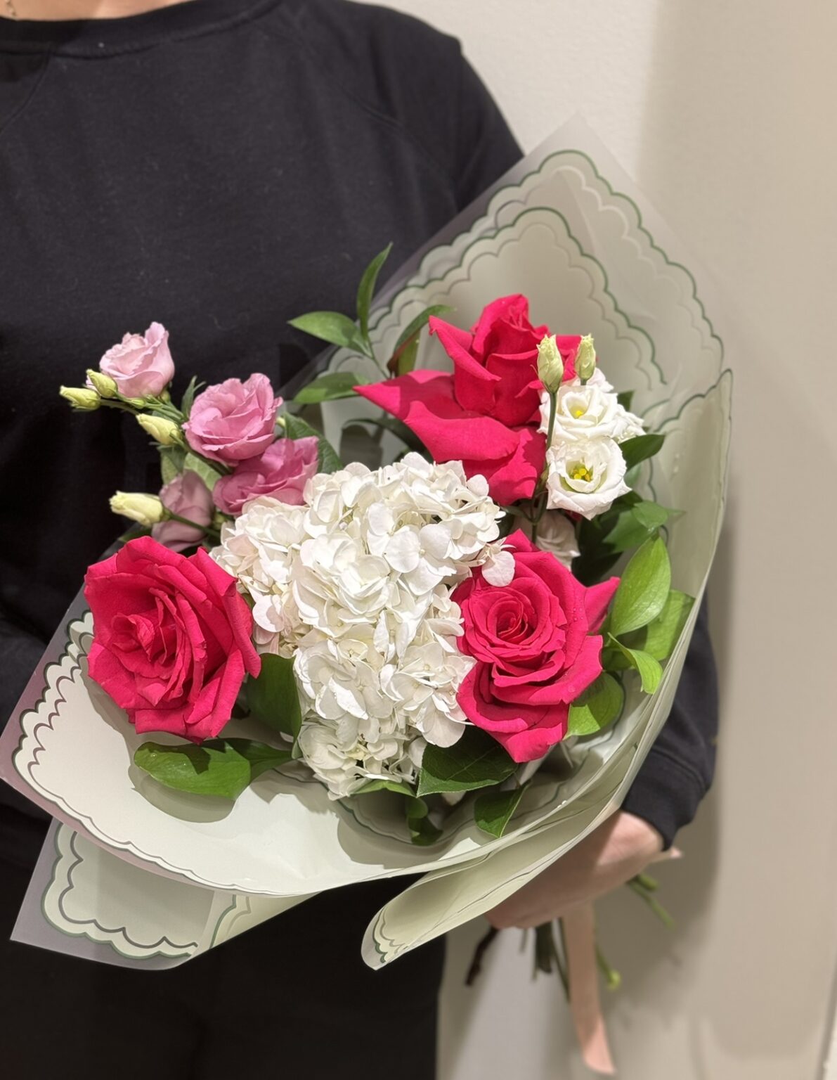 Buchet cu trandafiri si hortensie