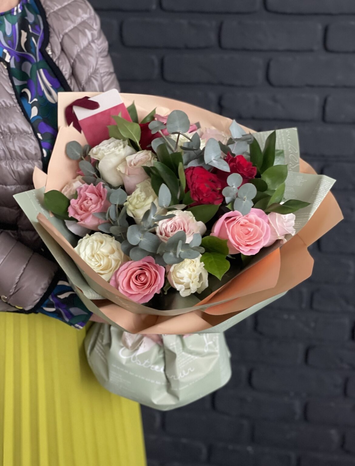 Buchet 19 trandafiri multicolori