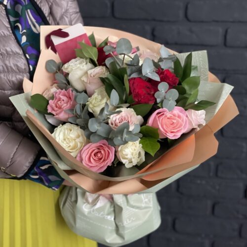 Buchet 19 trandafiri multicolori