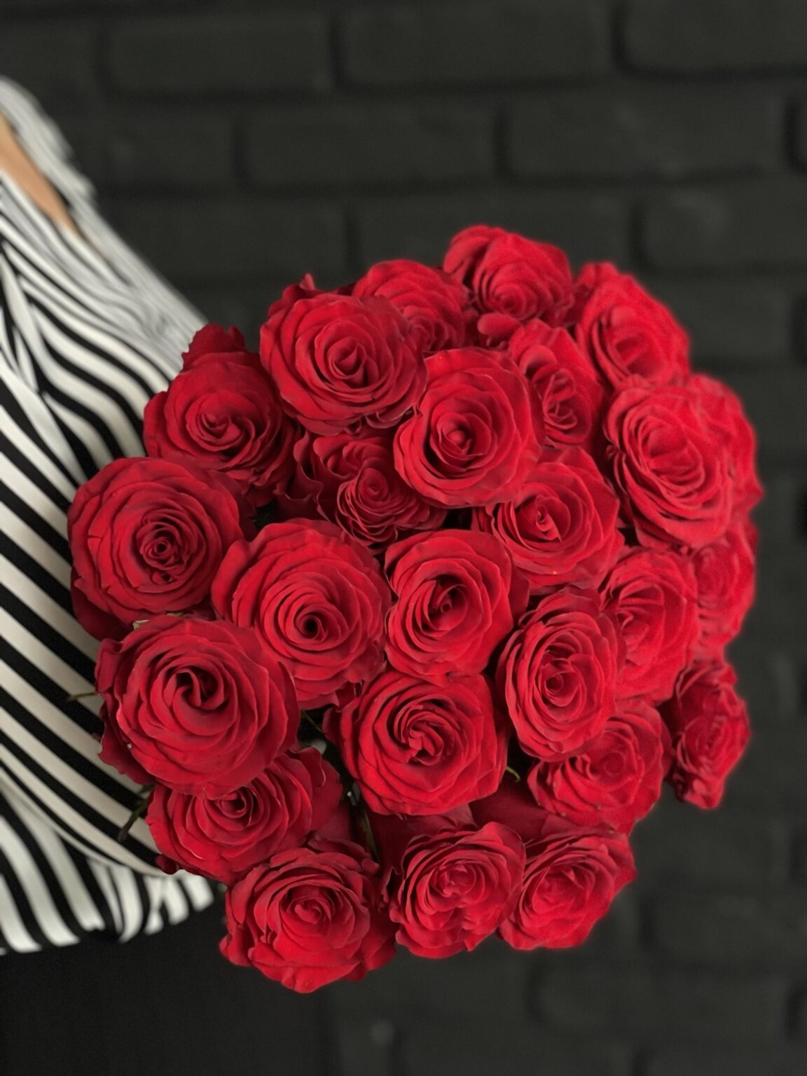 Buchet simplu cu 25 trandafiri rosii