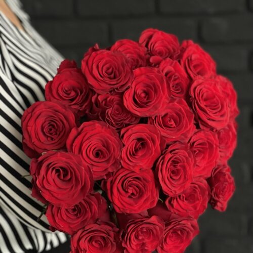 Buchet simplu cu 25 trandafiri rosii
