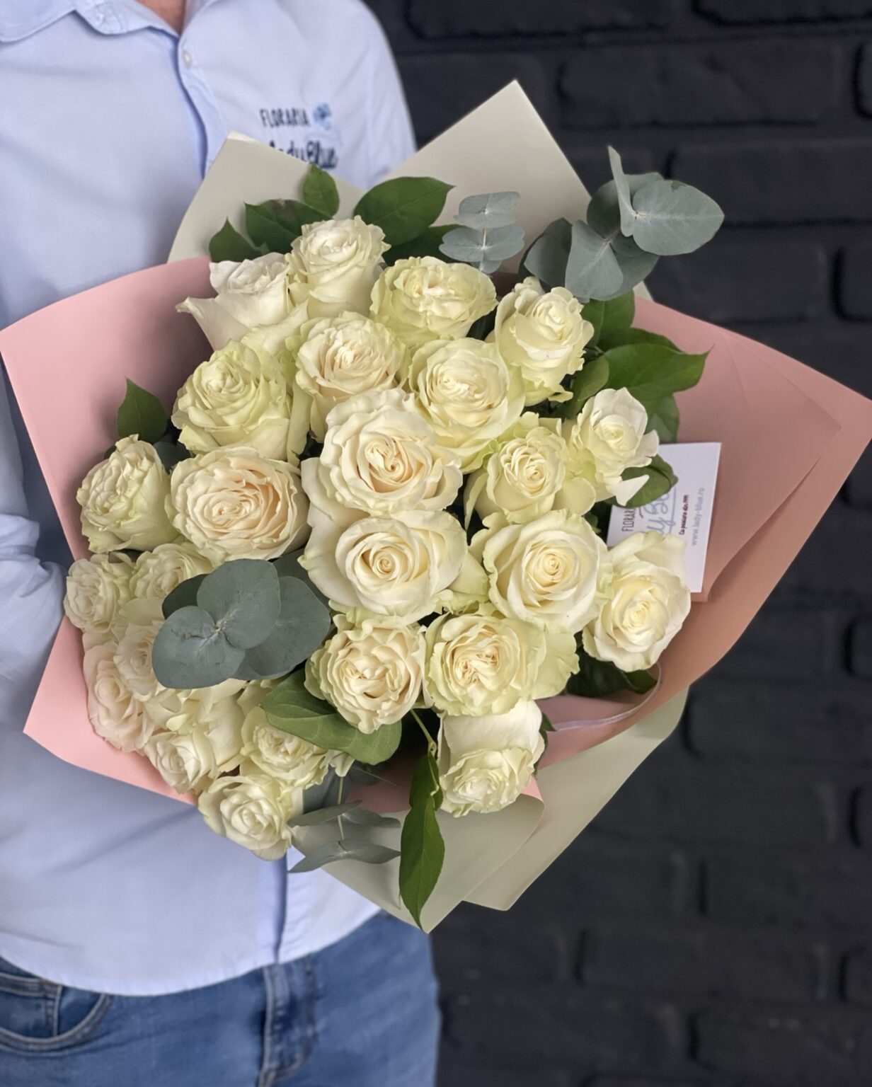 Buchet 27 trandafiri albi