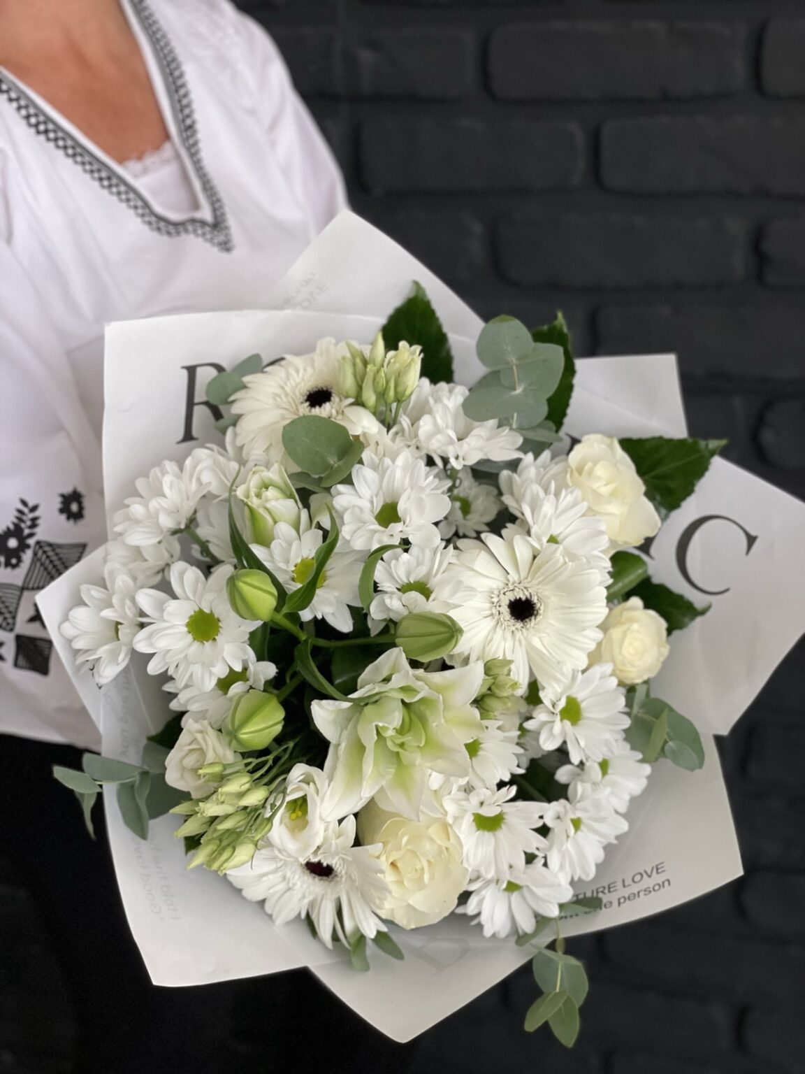Flori albe in buchet
