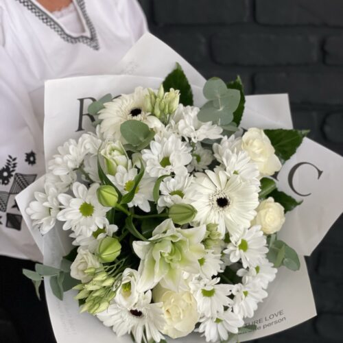 Flori albe in buchet