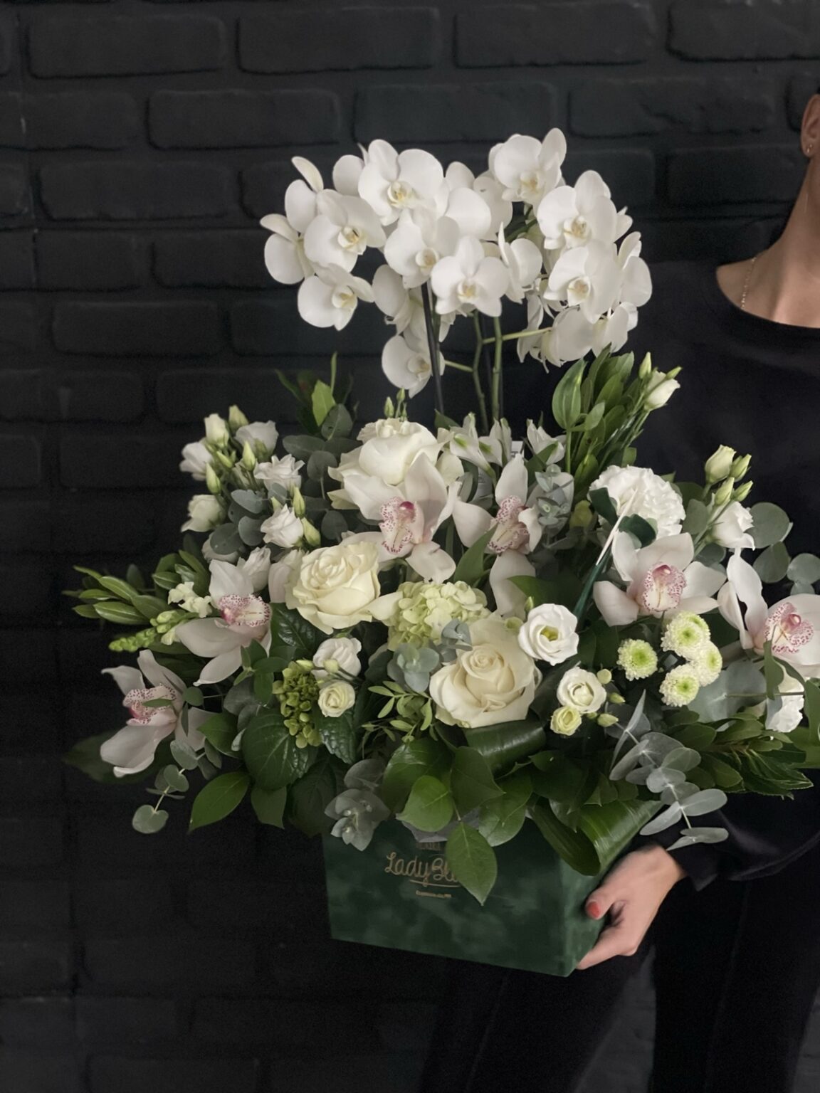 Aranjament cu phalaenopsis si flori albe