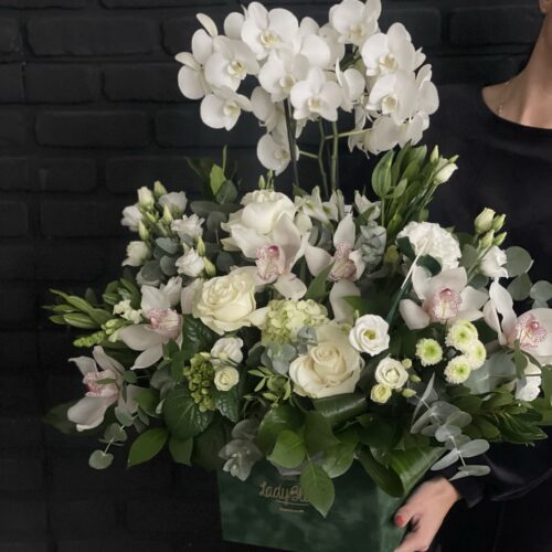 Aranjament cu phalaenopsis si flori albe