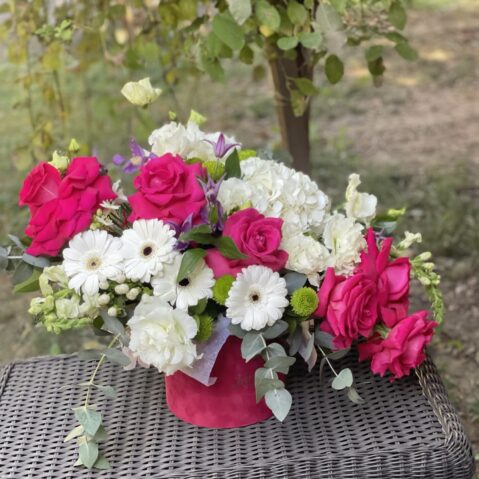 Aranajment cu flori albe si roz