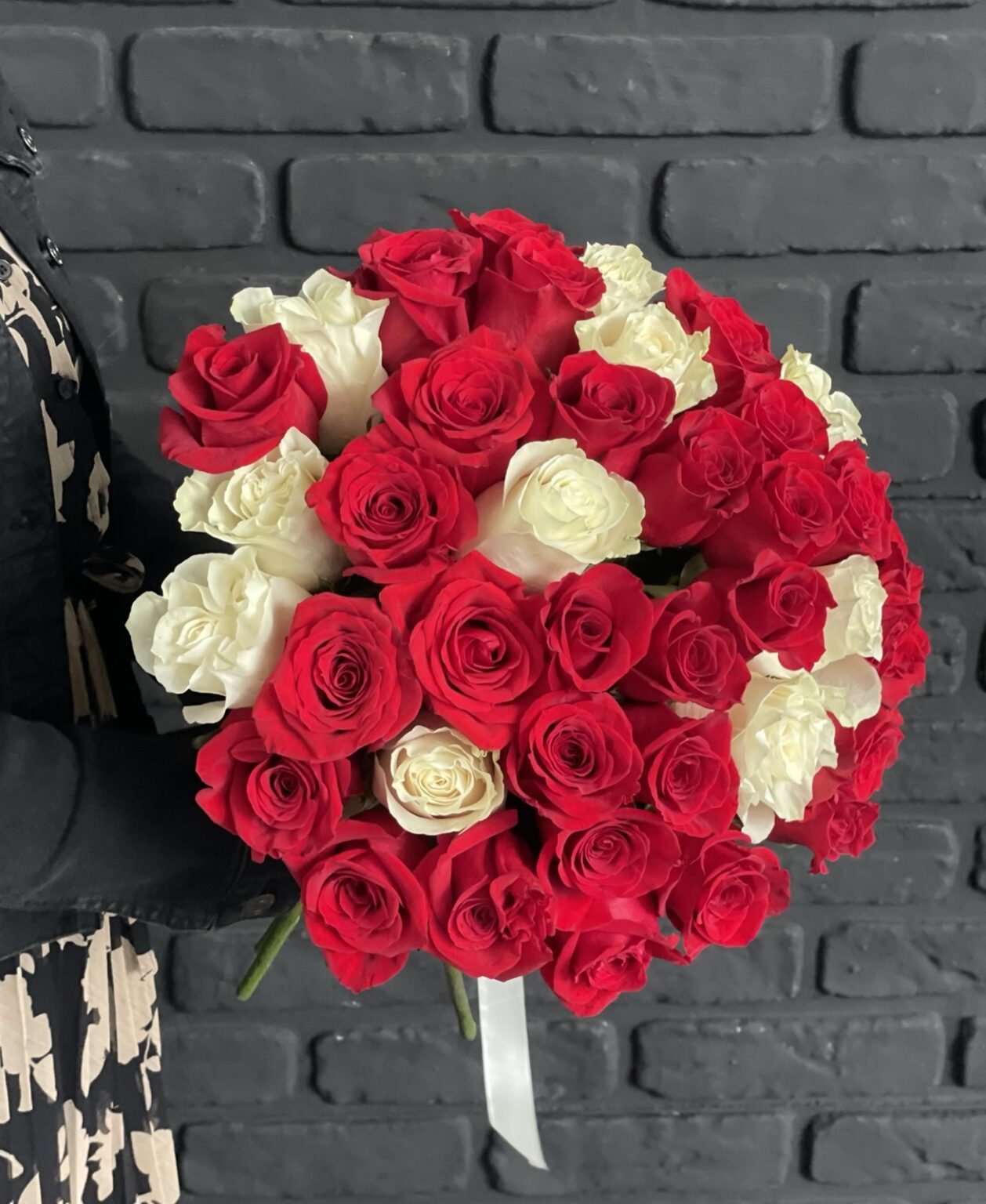Buchet cu trandafiri rosii si albi
