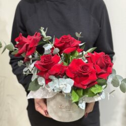 Aranjament cu trandafiri rosii