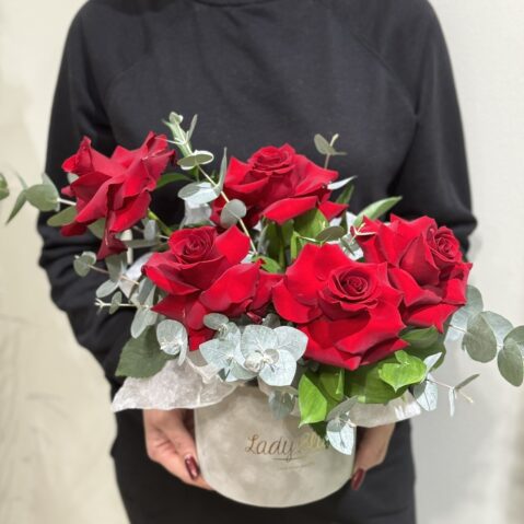 Aranjament cu trandafiri rosii