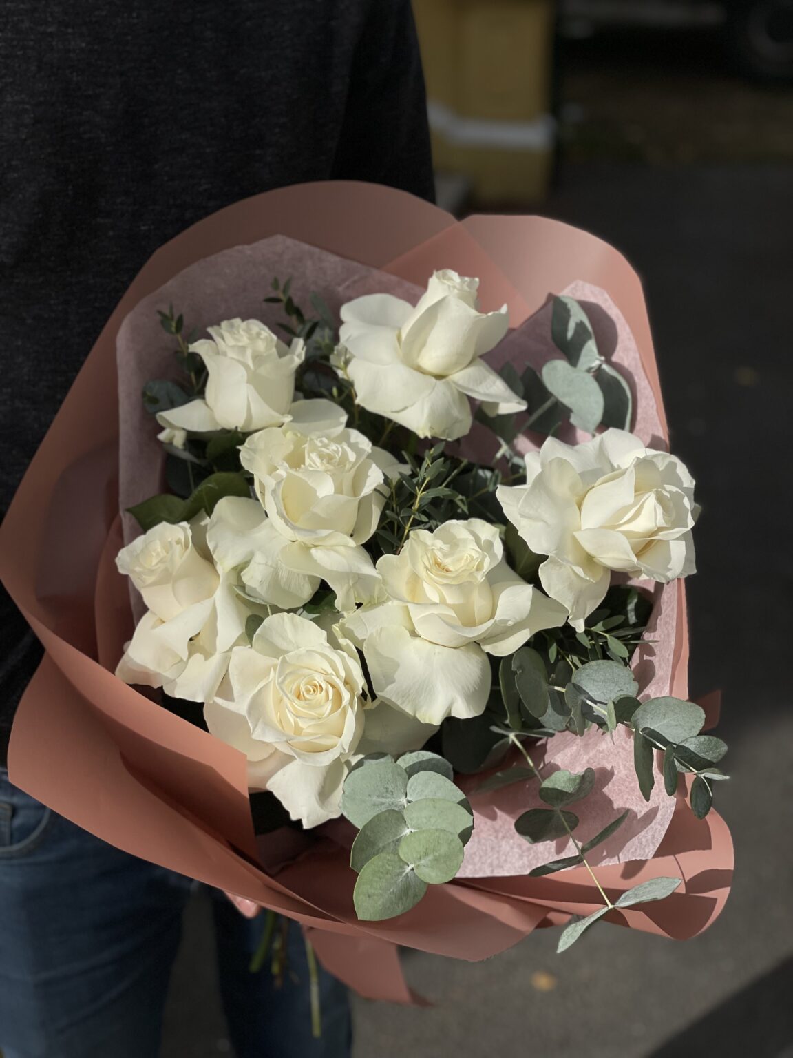 Buchet Elegant cu 7 Trandafiri Albi — imaginea 2