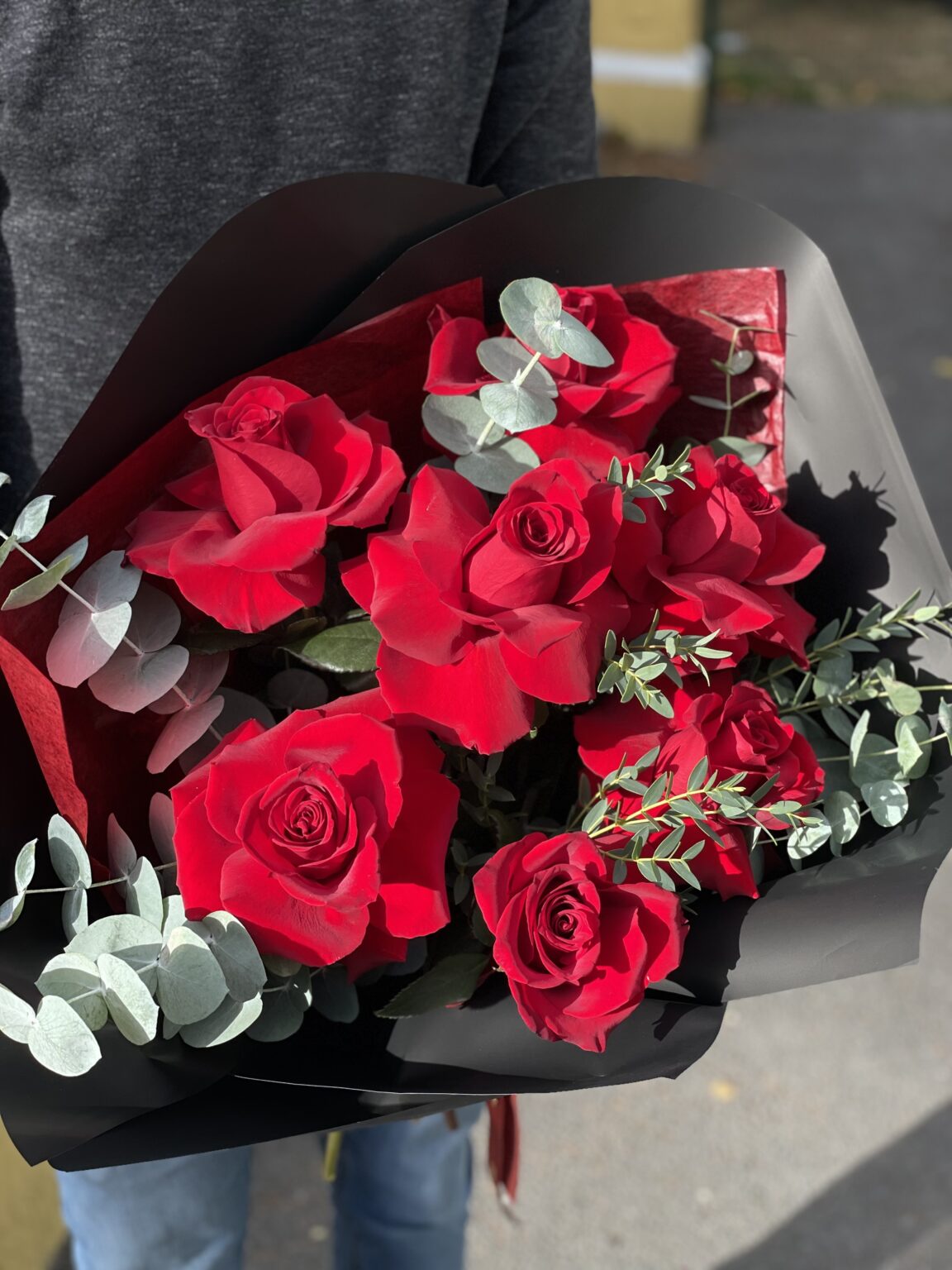 Buchet elegant cu 7 trandafiri rosii — imaginea 2