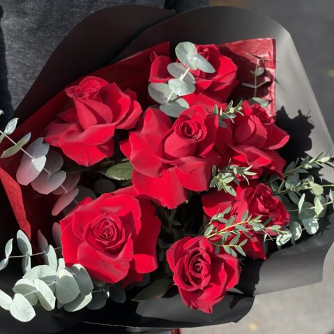 Buchet elegant cu 7 trandafiri rosii