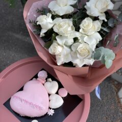 Tort Inima cu Decor Roz si Trandafiri Albi