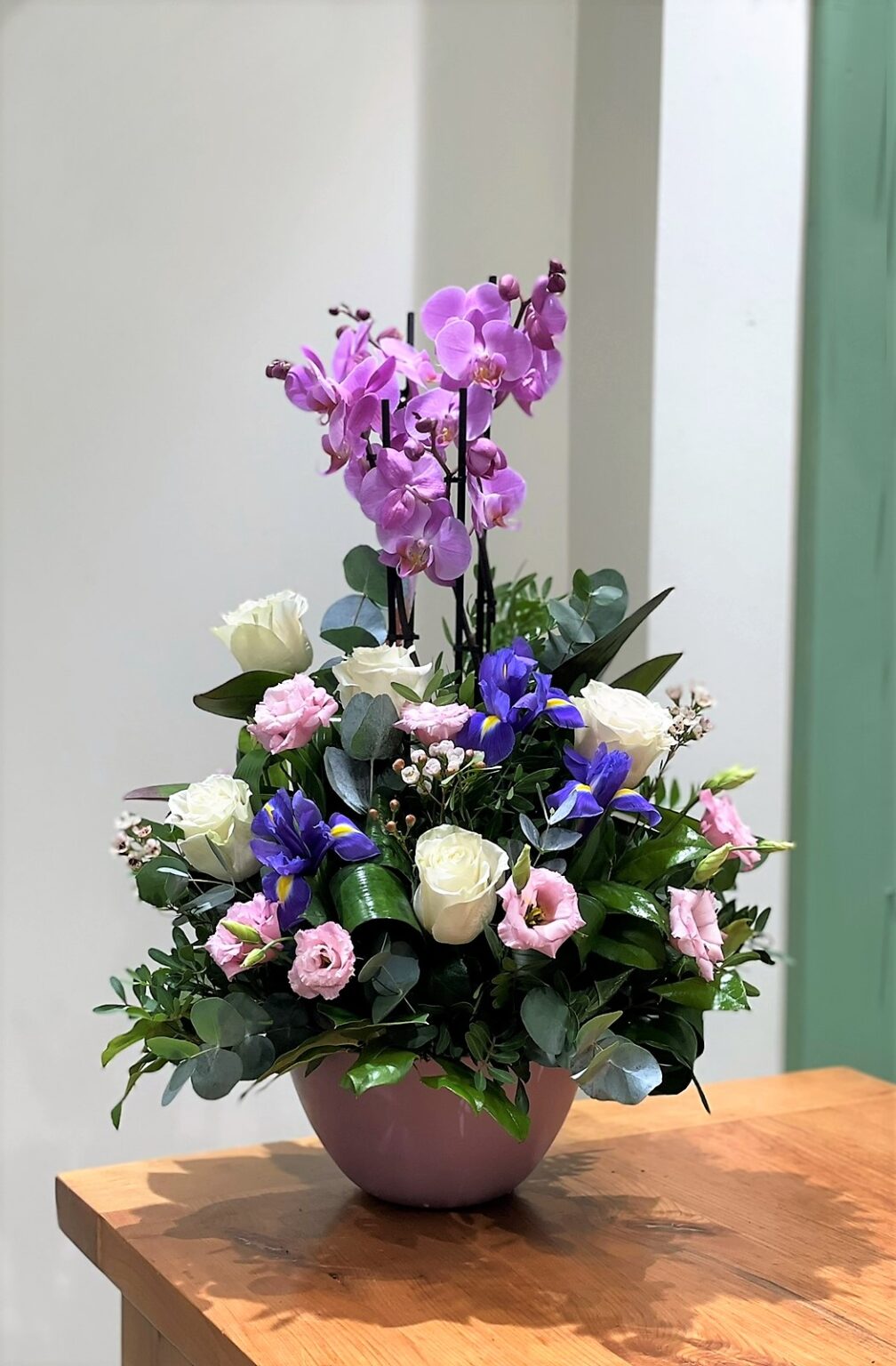 Aranjament cu Phalaenopsis si flori roz