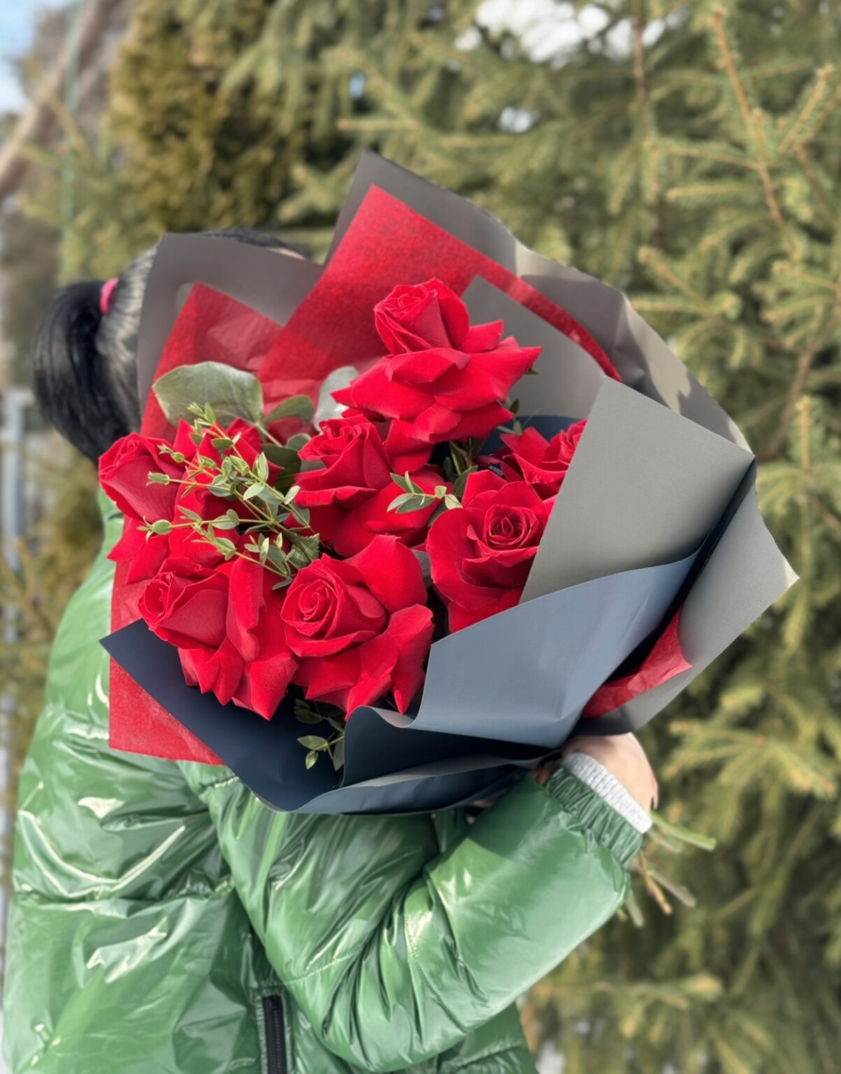 Buchet elegant cu 7 trandafiri rosii — imaginea 3