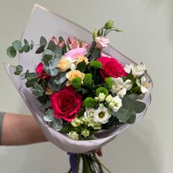 Buchet cu Trandafiri si Flori Asortate