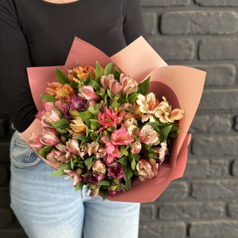 Buchet multicolor cu alstroemeria