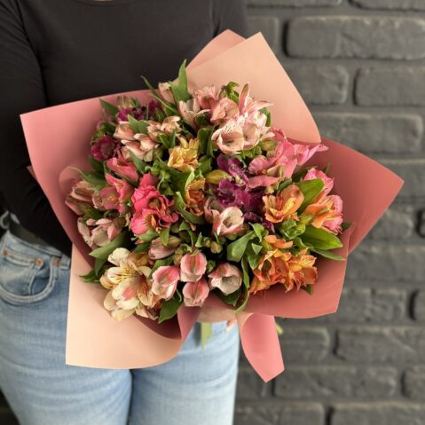 Buchet multicolor cu alstroemeria