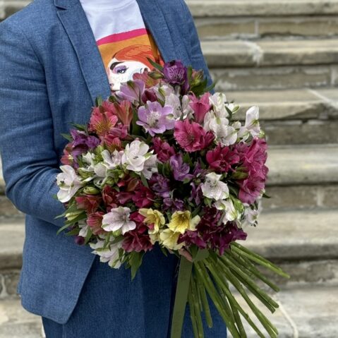 Buchet cu alstroemeria multicolora