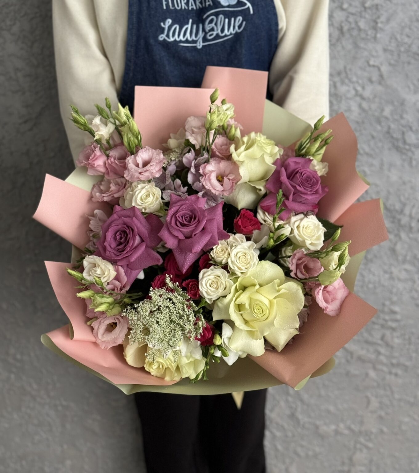 Buchet cu Trandafiri si Lisianthus in Nuante de Alb si Roz