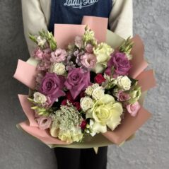 Buchet cu Trandafiri si Lisianthus in Nuante de Alb si Roz