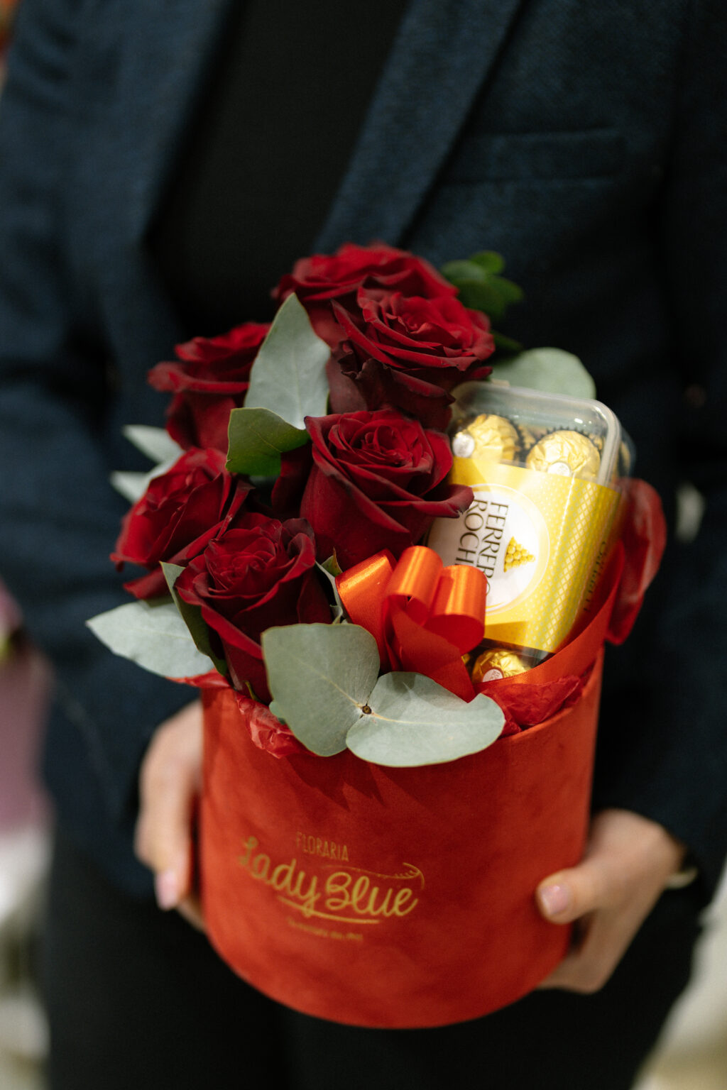 Cutie de Catifea cu Trandafiri Rosii si Bomboane Ferrero Rocher — imaginea 2