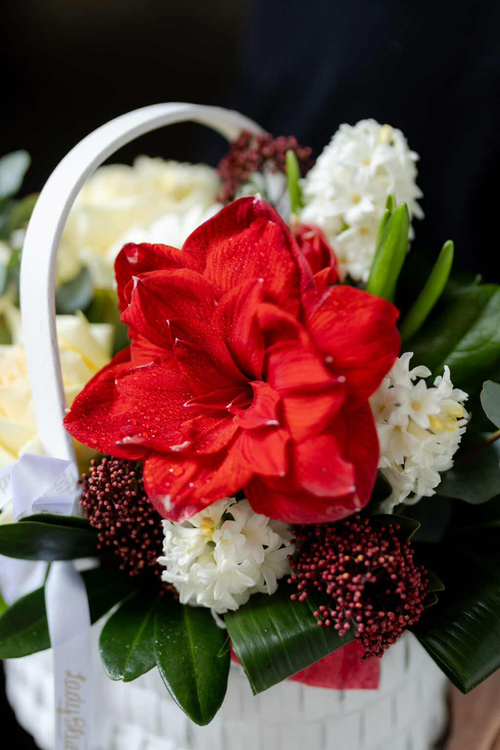 Cos cu Trandafiri si Amaryllis — imaginea 2