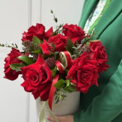 Aranjament cu 7 trandafiri rosii