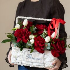 Aranjament cu trandafiri si lalele