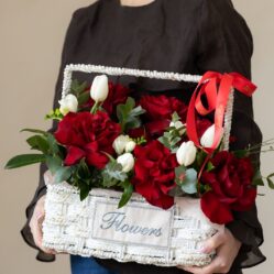 Aranjament cu trandafiri si lalele