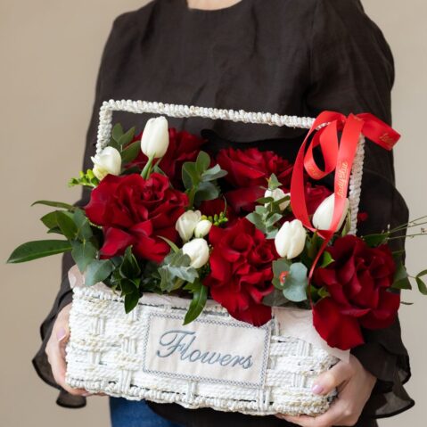 Aranjament cu trandafiri si lalele