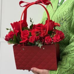 Gentuta cu flori rosii